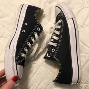 Black converse chuck Taylor’s - size women’s 8